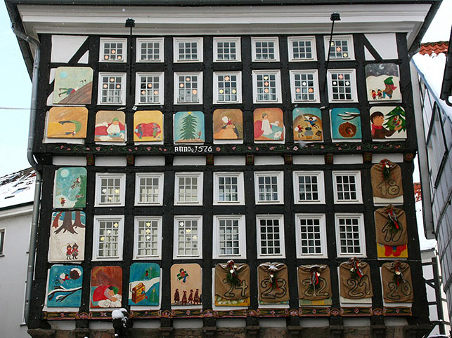 Calendrier de l'Avent façade maison ancienne