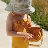Enfant en maillot de bain avec un seau pliable Liewood