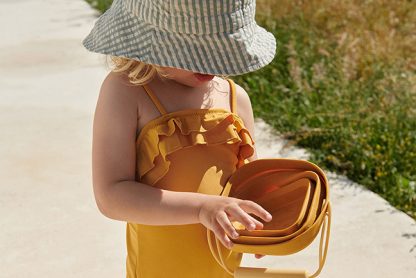 Enfant en maillot de bain avec un seau pliable Liewood